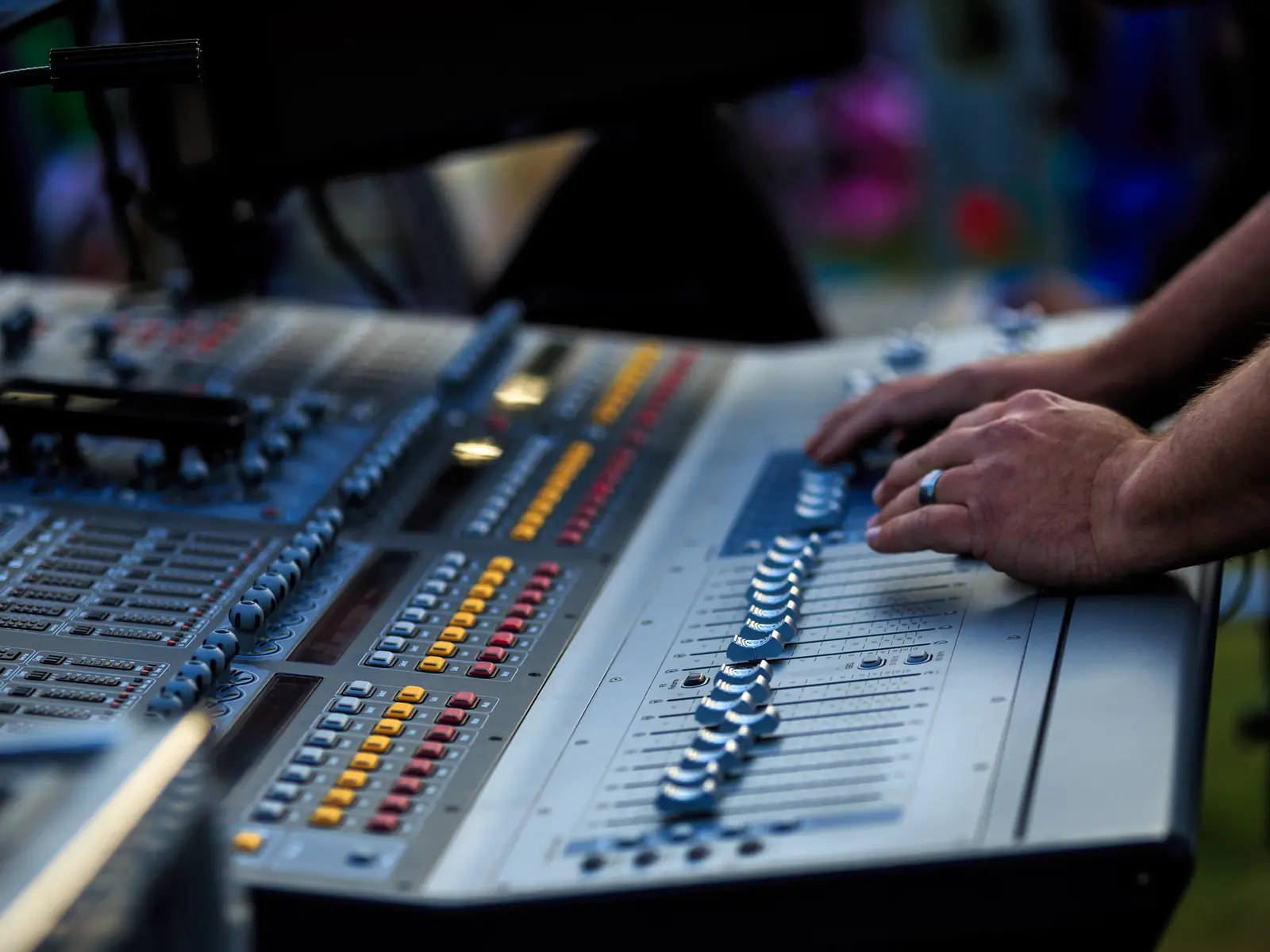 Technicien son aux commandes d'une console numérique pendant un concert
