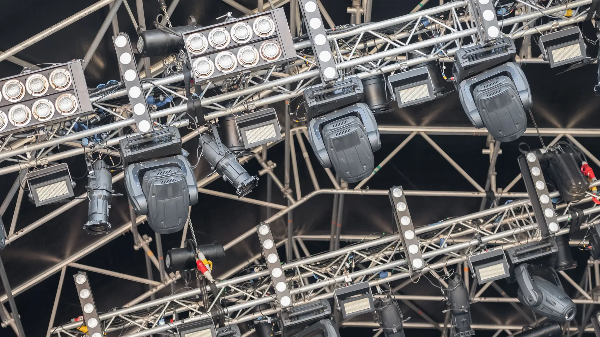 Pont de projecteurs asservis au-dessus d'une scène de concert