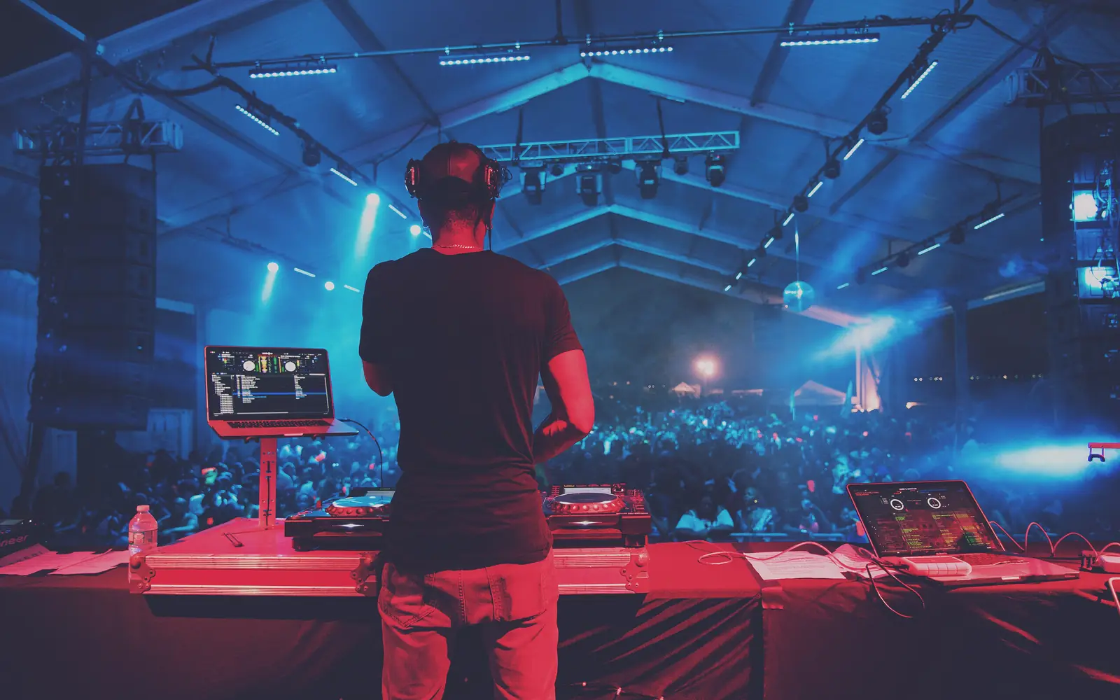 Technicien en régie face à la scène, pendant un concert