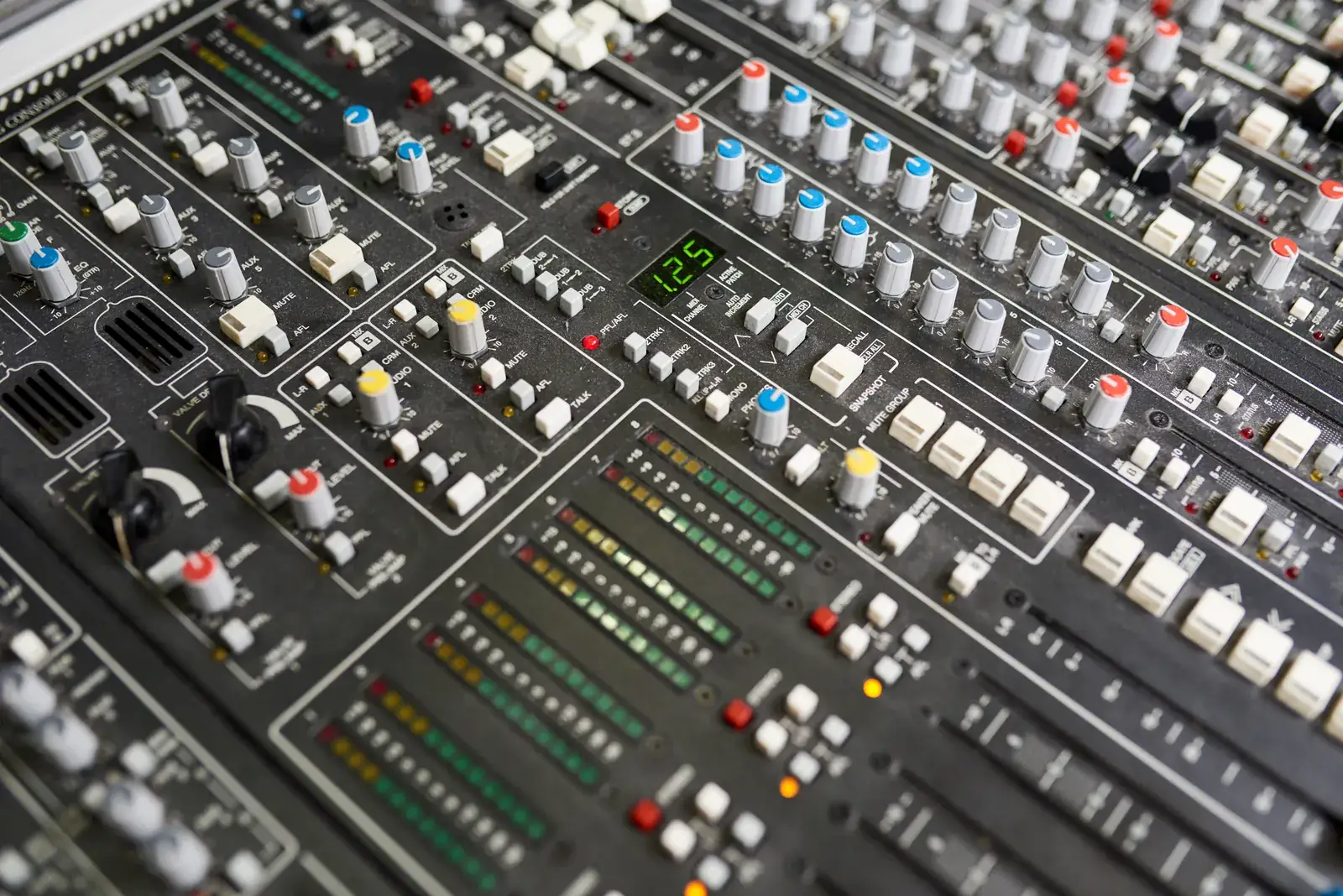 Console de mixage professionnelle en gros plan