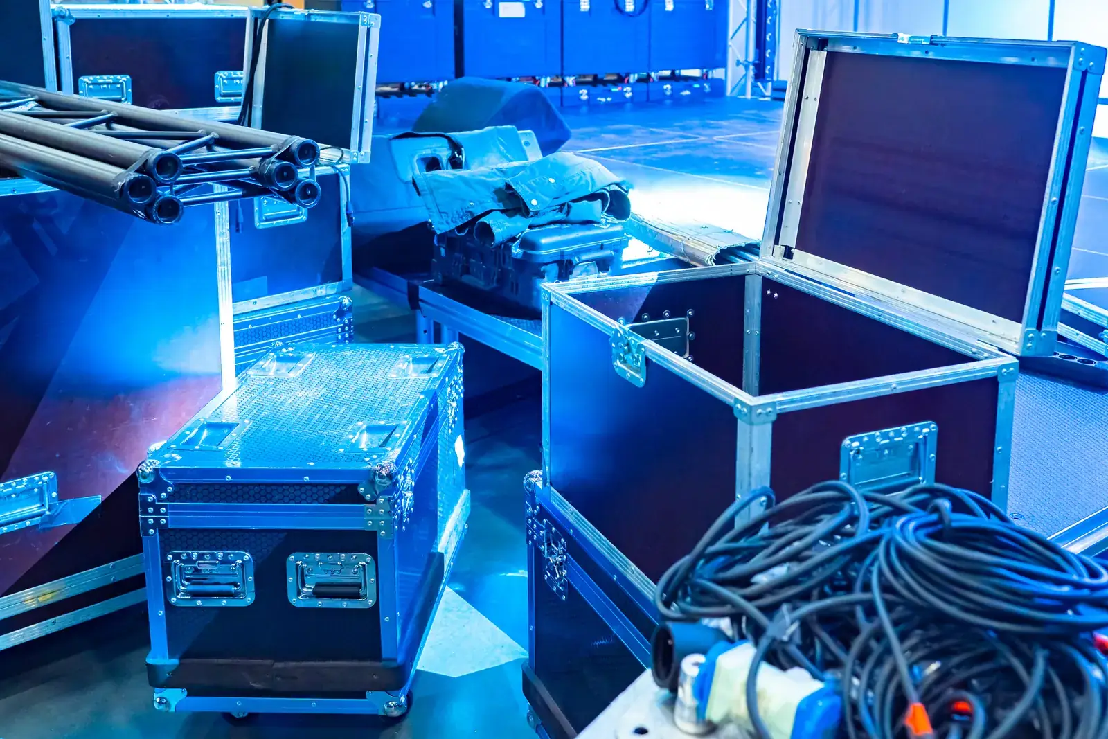 Flight-case ouvert avec câbles électriques et prise industrielle