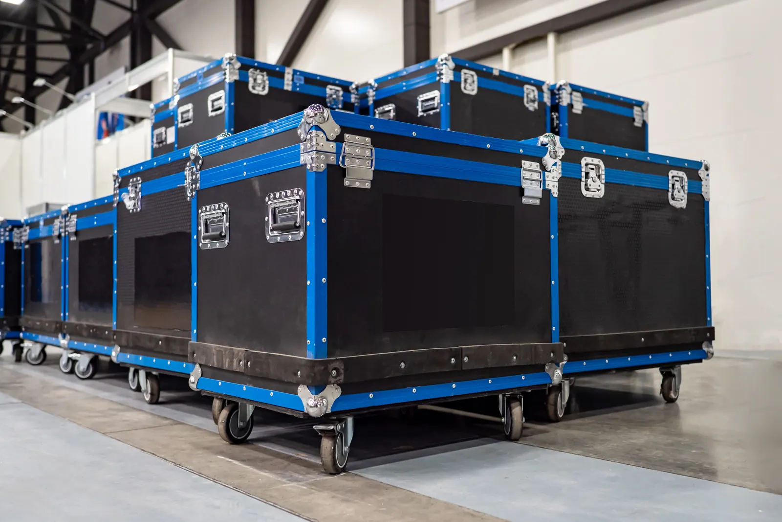 Flight-cases rangés au dépôt, prêts au départ