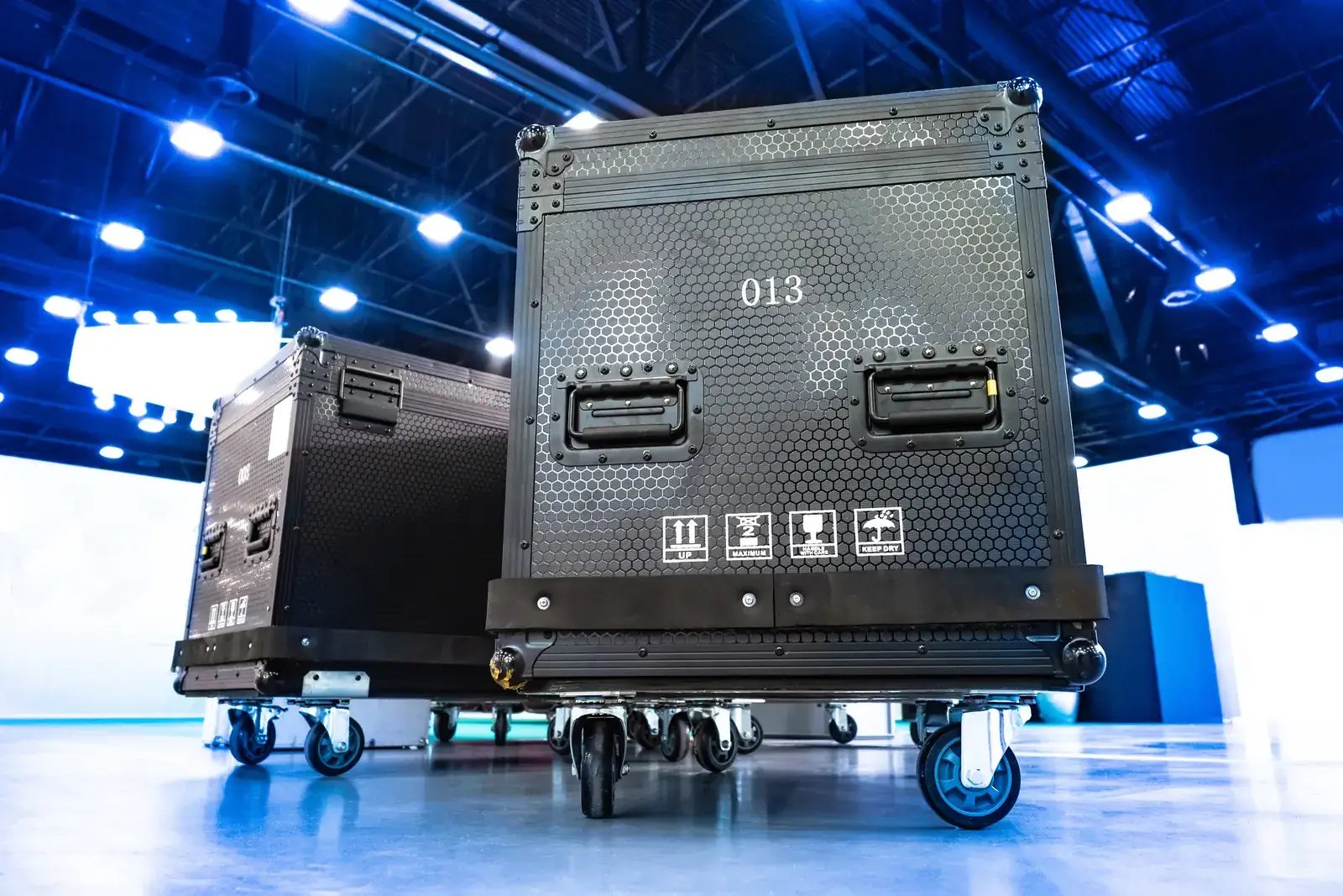 Flight-cases de matériel sur roulettes, prêts au montage