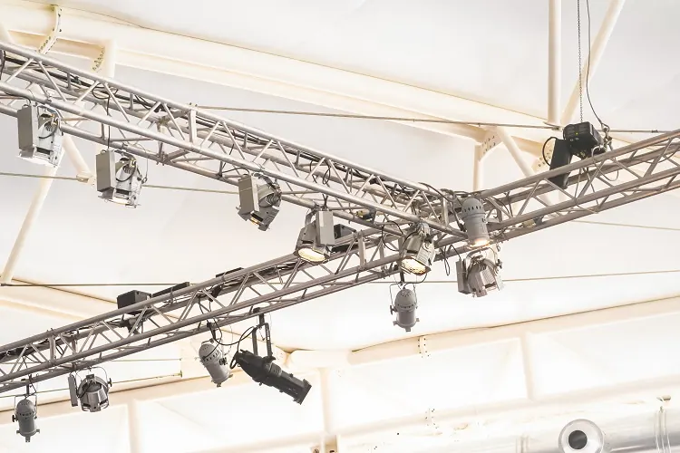 Rampe de projecteurs sur une structure de festival