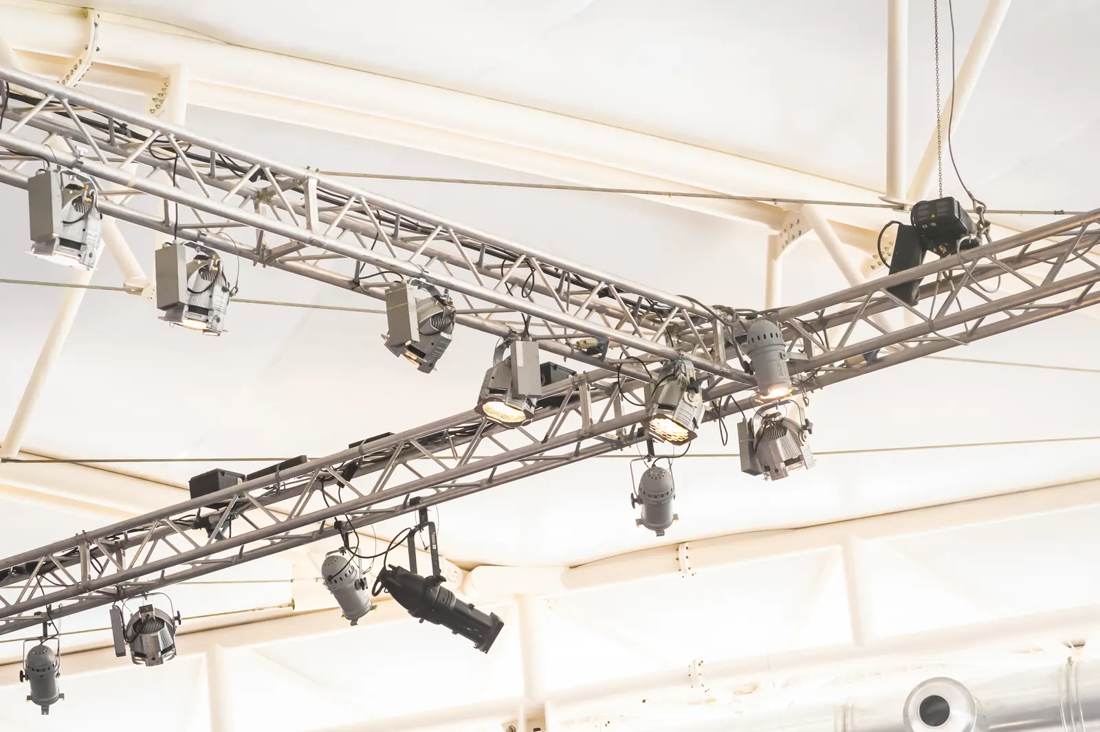 Structure aluminium et projecteurs accrochés sous un chapiteau